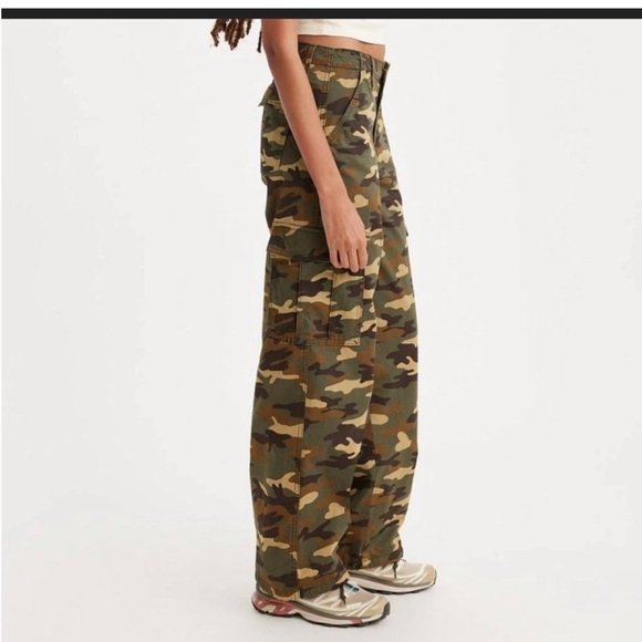 💕NWT Levi's 94” Baggy Cargo Camo Straight Leg Jeans size 28x30 - Picture 2 of 13